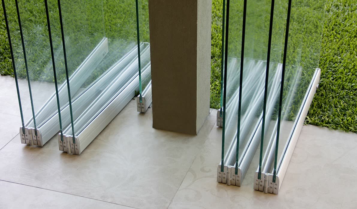 Detalle de paneles de vidrio apilados sobre el piso en un cerramiento de galería
